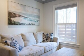 TV - Elegant Townhome, Family Friendly, Quiet (Savannah)