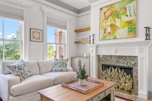 TV - Elegant Townhome, Family Friendly, Quiet (Savannah)