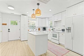 Kjøleskap, mikrobølgeovn, ovn og kokeplater