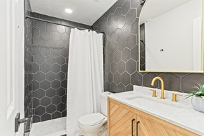 Douche, sèche-cheveux, serviettes fournies