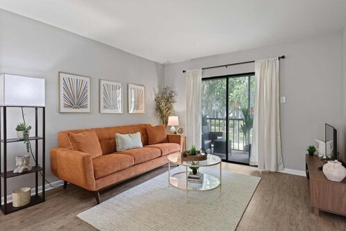 2bd/2ba Condo * Renovated * Pool *30 day+ stays