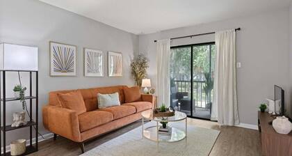 2bd/2ba Condo * Renovated * Pool *30 day+ stays