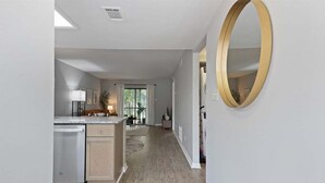 Interior - 2bd/2ba Condo * Renovated * Pool *30 day+ stays (Savannah)