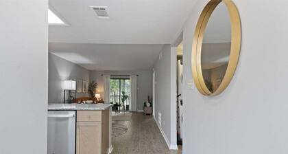2bd/2ba Condo * Renovated * Pool *30 day+ stays