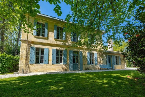MAISON DE CAMPAGNE DANS UN PARC AVEC PISCINE