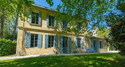 MAISON DE CAMPAGNE DANS UN PARC AVEC PISCINE