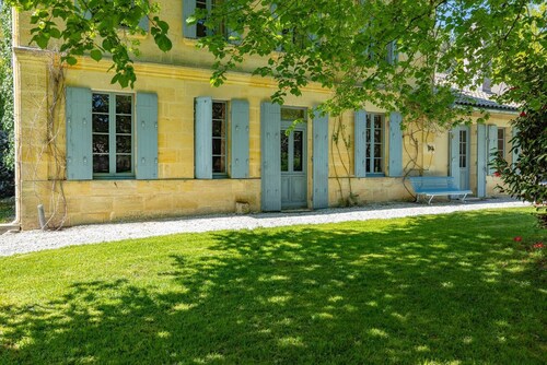 MAISON DE CAMPAGNE DANS UN PARC AVEC PISCINE