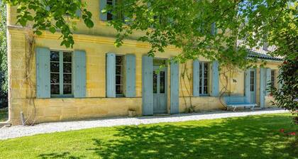 MAISON DE CAMPAGNE DANS UN PARC AVEC PISCINE