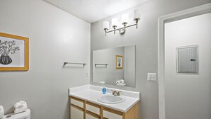 Unclassified image, 2 of 9, button - County Line Comfort 05-51 (Jackson)