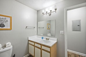 Haartrockner, Handtücher, Seife, Toilettenpapier