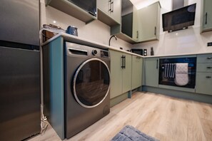 Refrigerador, microondas, horno, placa de cocina