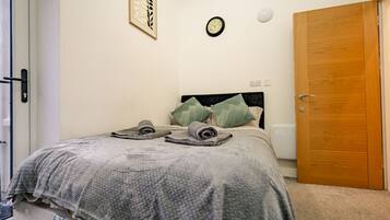 1 bedroom, desk, iron/ironing board, WiFi