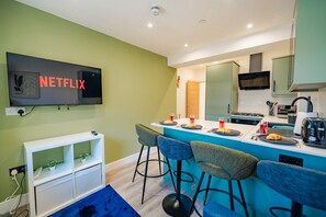 Een koelkast, een magnetron, een oven, een kookplaat