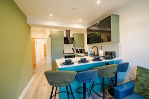 Réfrigérateur, four à micro-ondes, un four, surface de cuisson