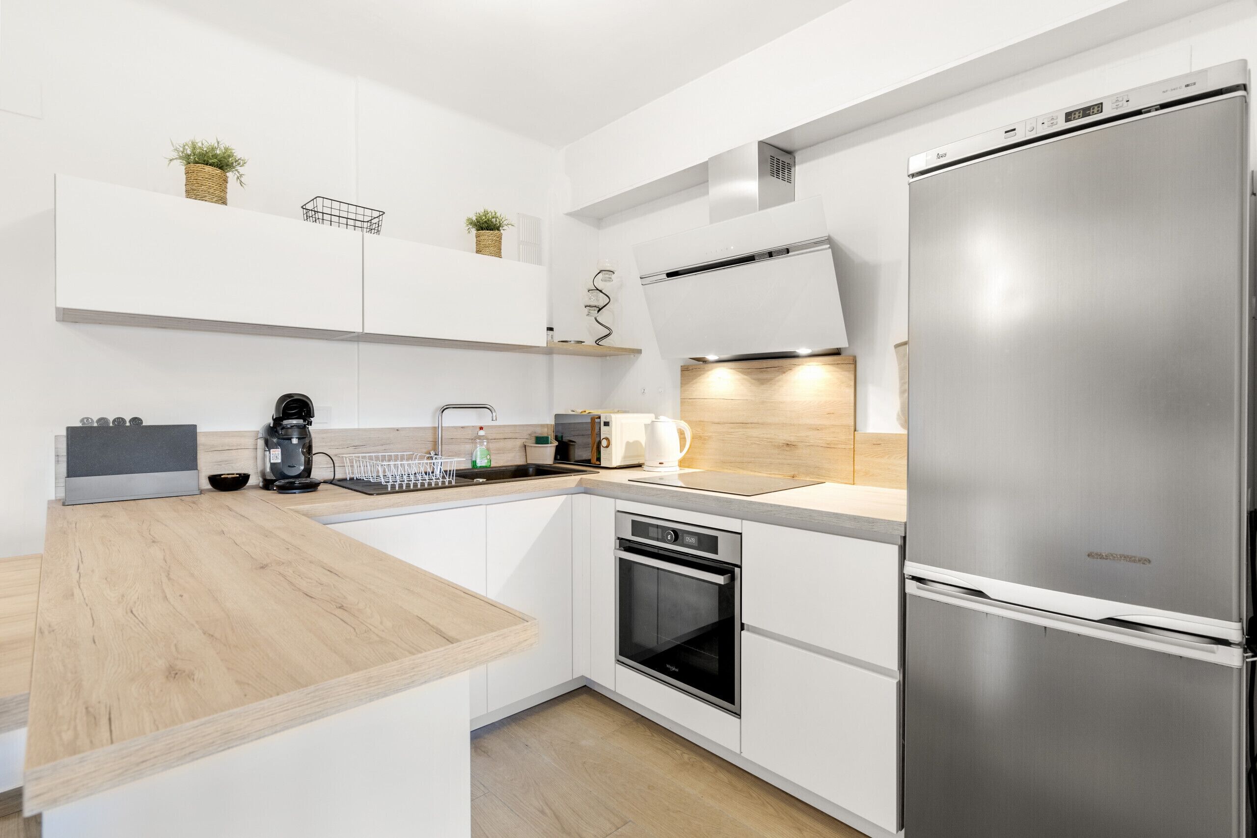 Een koelkast, een magnetron, een oven, een vaatwasser