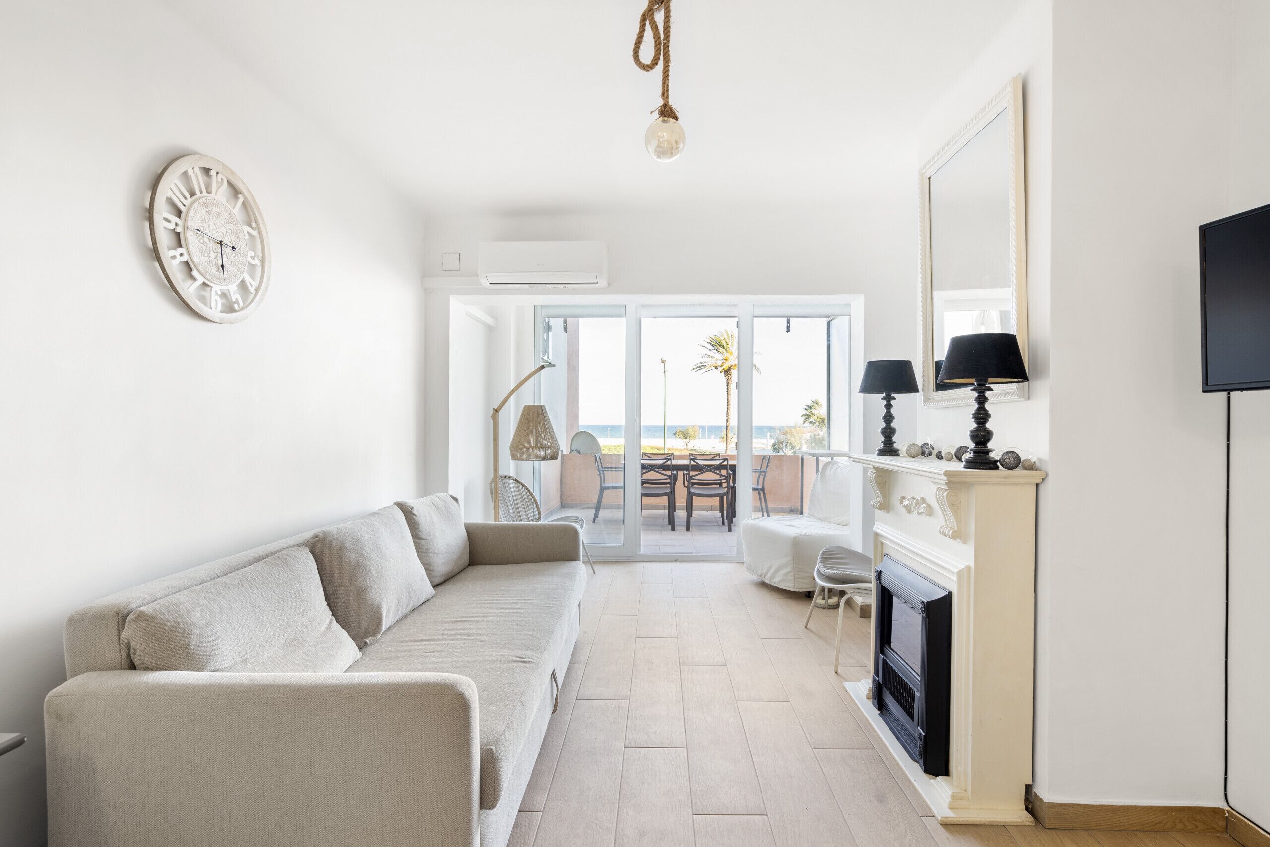 Televisión y chimenea 