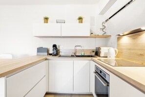 Kühlschrank, Mikrowelle, Ofen, Geschirrspüler