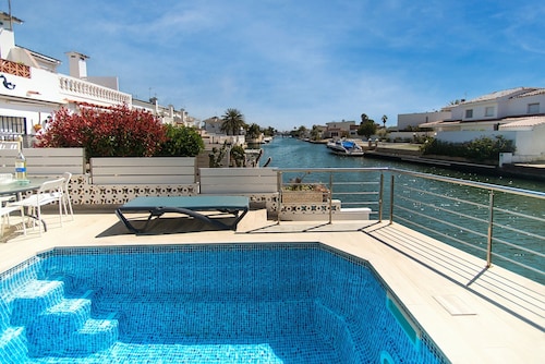 WELCS CASA  240 EMP con piscina y vista al canal