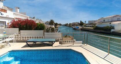 WELCS CASA 240 EMP con piscina y vista al canal