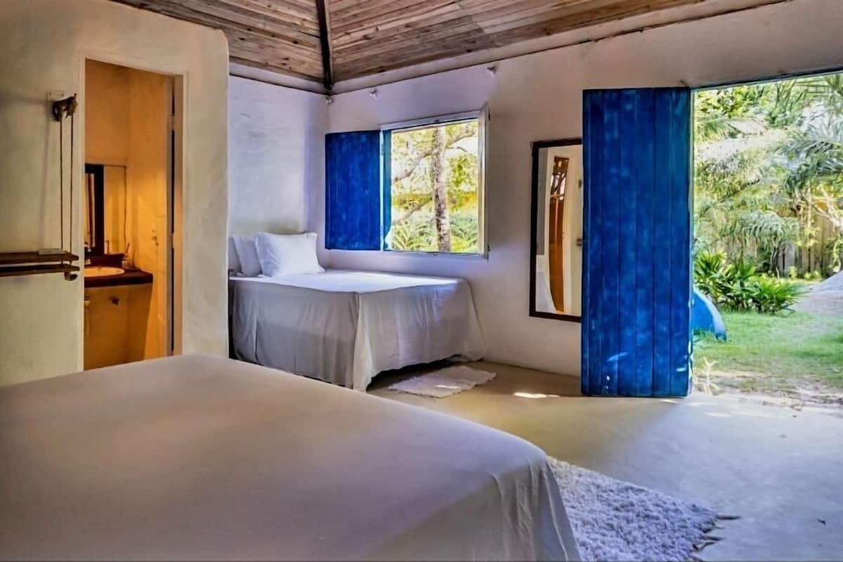 Une chambre à coucher avec un lit, une fenêtre et une vue sur l’extérieur.
