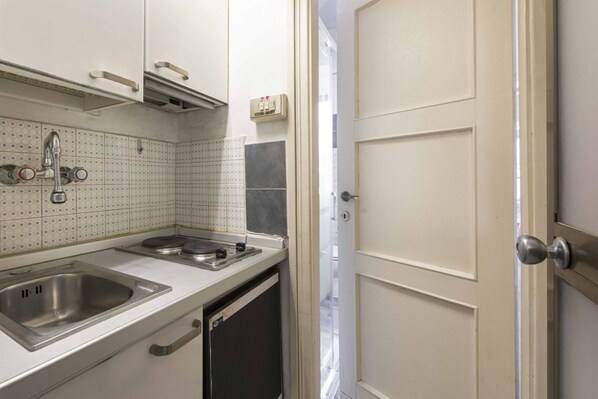 Fridge, microwave, stovetop, coffee/tea maker