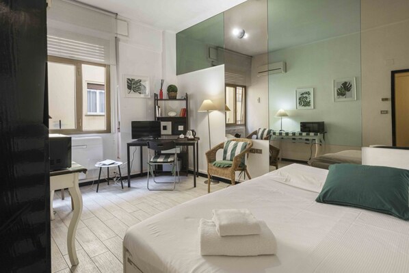 1 bedroom, desk, iron/ironing board, WiFi