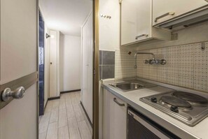 Kühlschrank, Mikrowelle, Herdplatte, Wasserkocher mit Kaffee-/Teezubehör