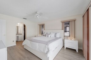 4 bedrooms, iron/ironing board, travel cot, WiFi - Spacious 4-bedroom heated pool house in welcoming Cape Coral (Cape Coral)