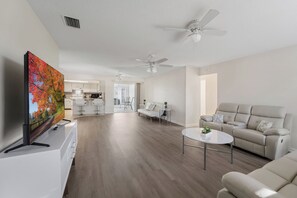 Smart TV - Spacious 4-bedroom heated pool house in welcoming Cape Coral (Cape Coral)