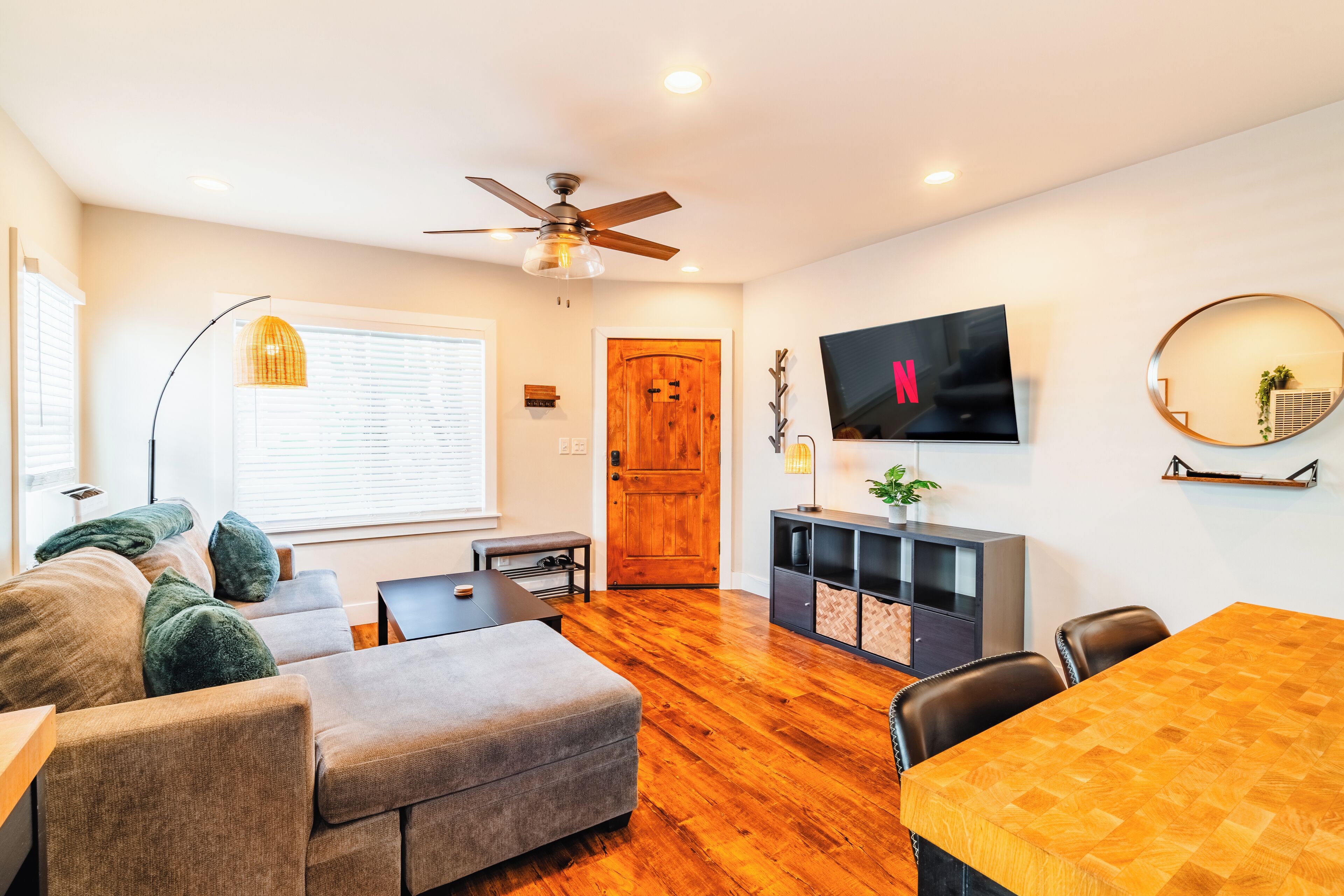 Charming 2-bedroom Apartment / 10-min Walk To The Beach / Parking Stall / Ac - Orange County, CA