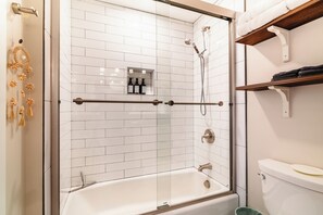 Haartrockner, Handtücher, Seife, Shampoo