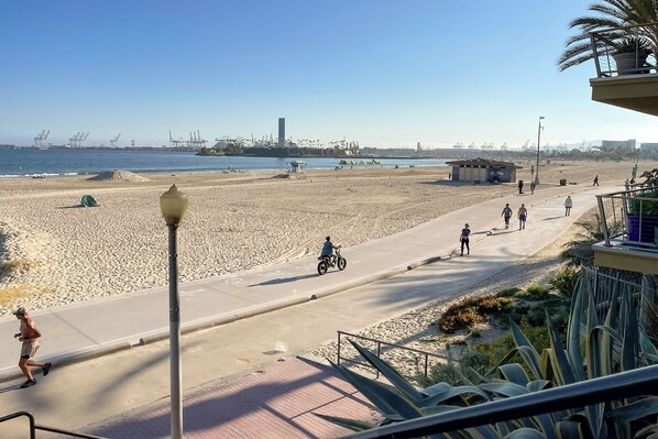 In Strandnähe, Liegestühle, Strandtücher