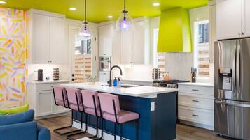 Grand réfrigérateur, micro-ondes, four, plaque de cuisson