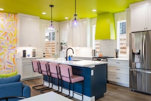 Full-size fridge, microwave, oven, stovetop