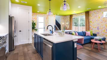 Een koelkast/vriezer, een magnetron, een oven, een kookplaat