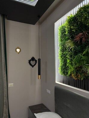 Habitación clásica | Caja de seguridad en la habitación, escritorio y cortinas blackout 