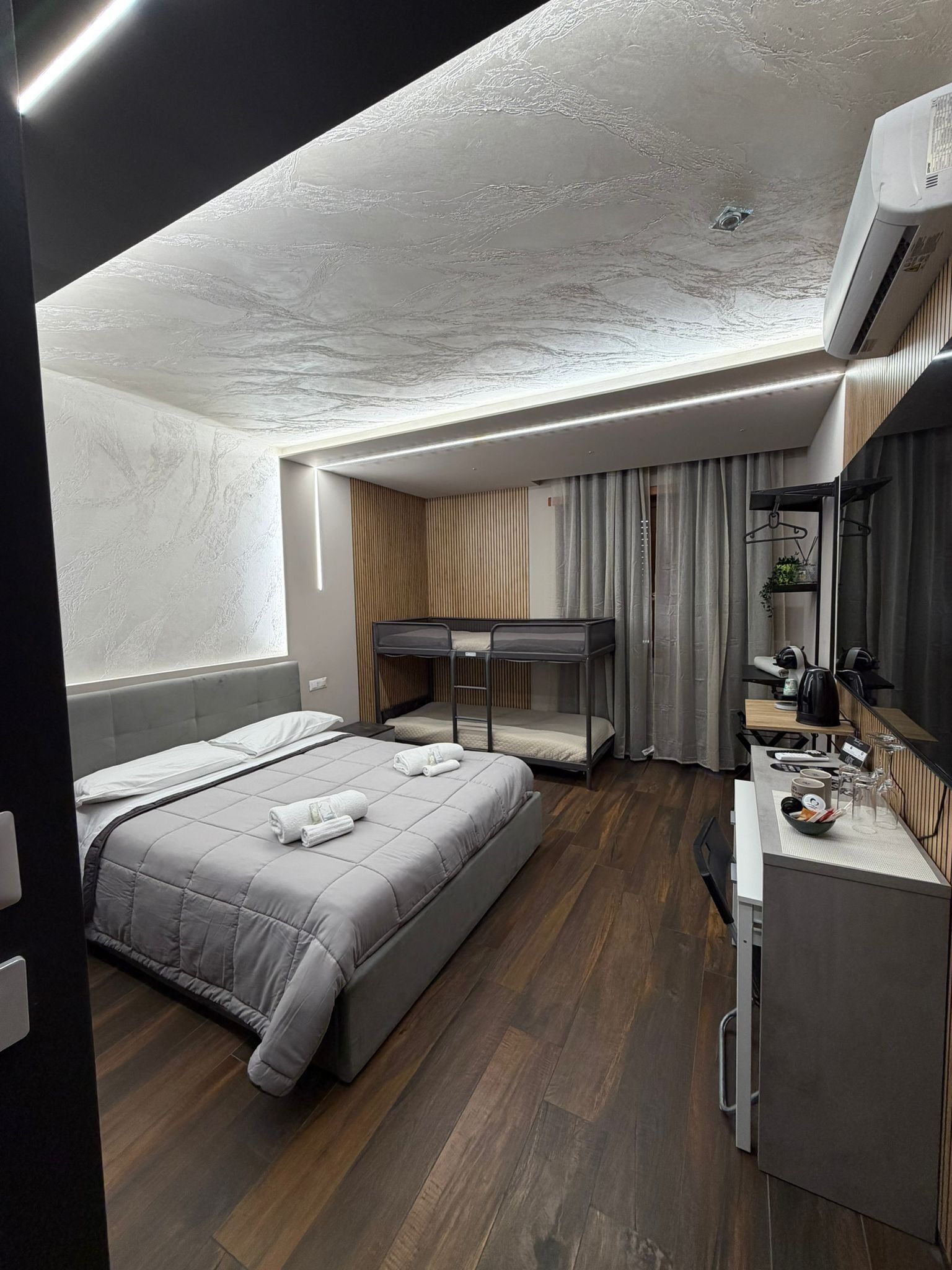 Dobbeltrom – classic, balkong, byutsikt | Safe på rommet, skrivebord, blendingsgardiner og lydisolert