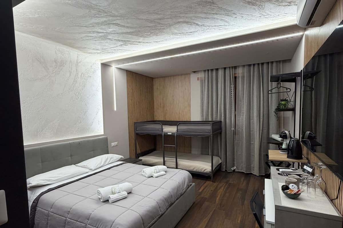 Dobbeltrom – classic, balkong, byutsikt | Safe på rommet, skrivebord, blendingsgardiner og lydisolert