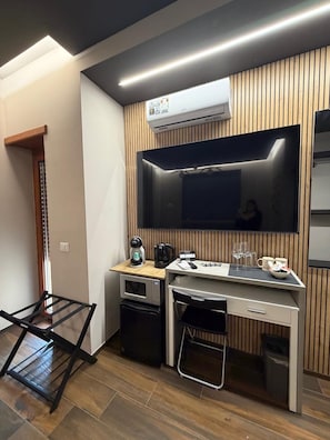 Luksusrom, balkong, byutsikt | Safe på rommet, skrivebord, blendingsgardiner og lydisolert