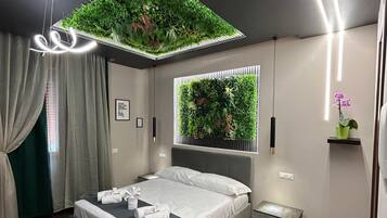 Camera Classic | Una cassaforte in camera, una scrivania, tende oscuranti