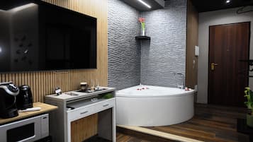 Habitación de lujo, balcón, vista a la ciudad | Caja de seguridad en la habitación, escritorio y cortinas blackout