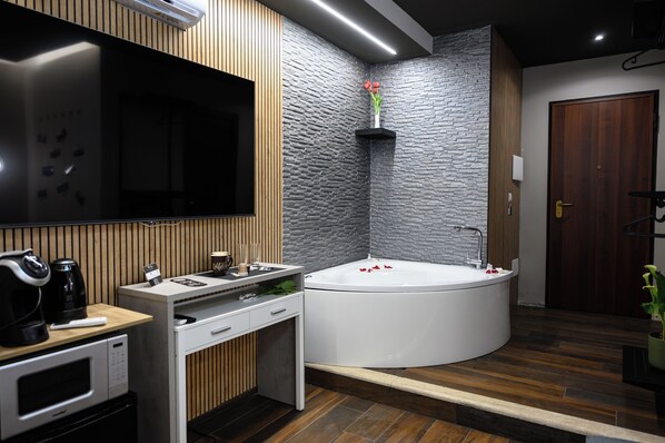 Luxury Room, Balcony, City View | In-room safe, desk, blackout drapes, soundproofing - La Dimora del Re (Rome)