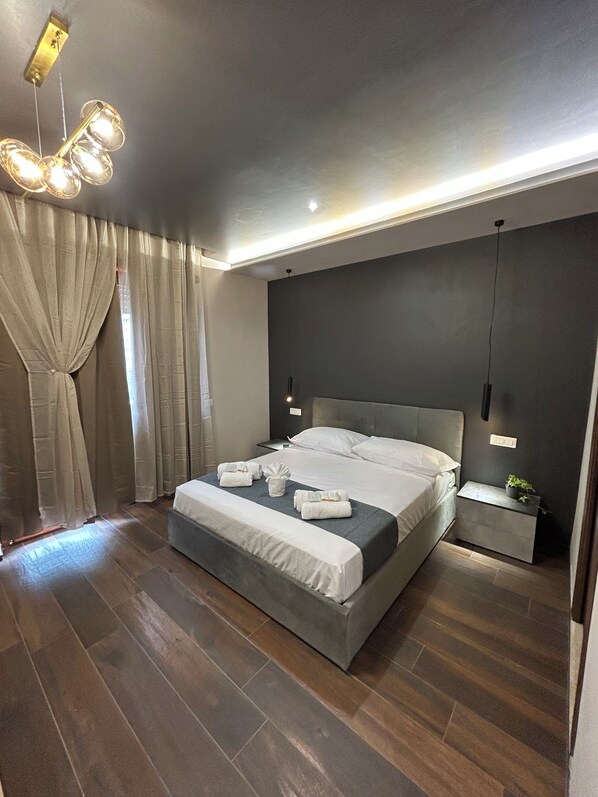 Classic Room, Balcony, City View | In-room safe, desk, blackout drapes, soundproofing - La Dimora del Re (Rome)