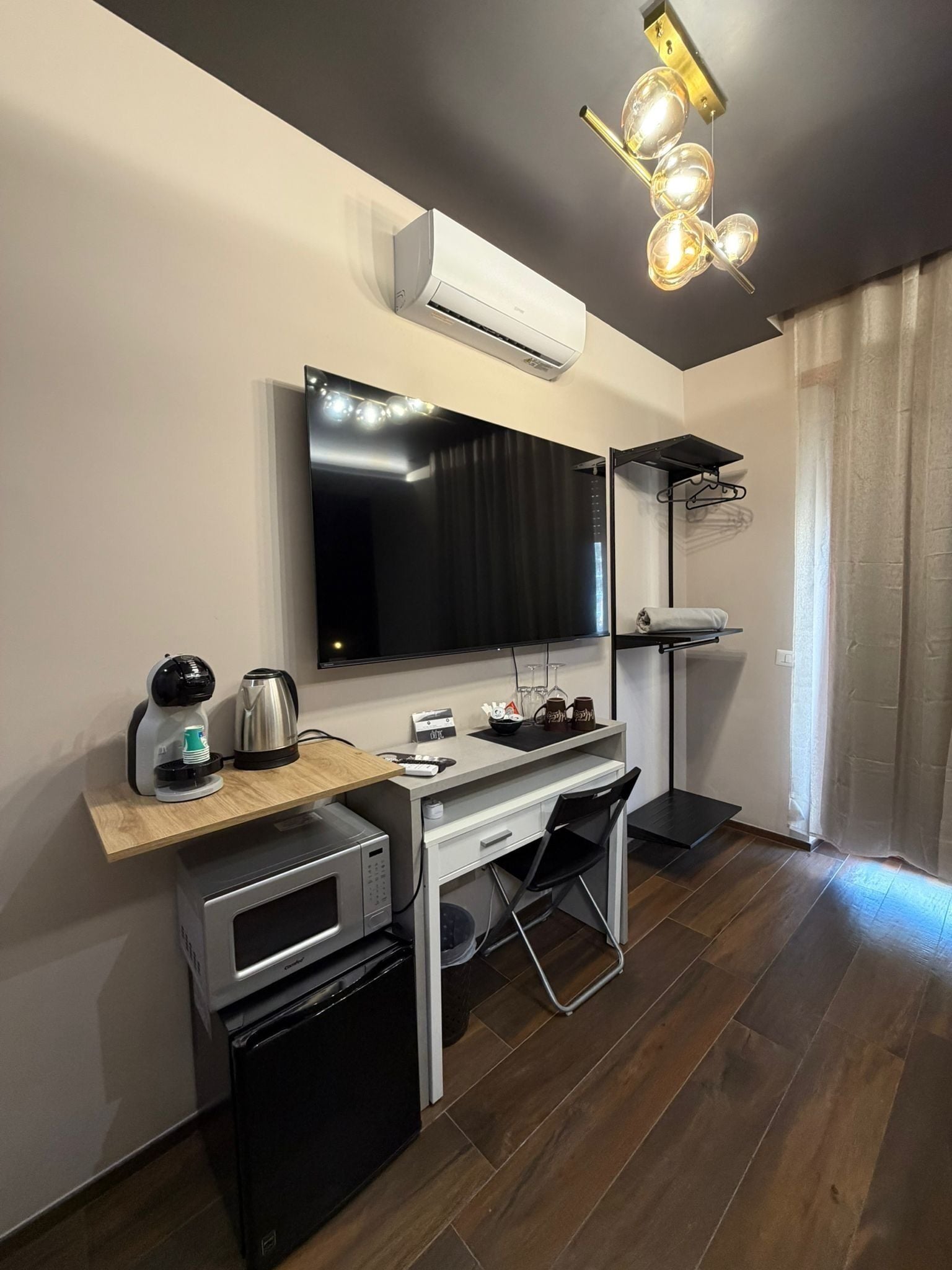 خزنة داخل الغرفة ومكتب وستائر تعتيم وتجهيزات عازلة للصوت