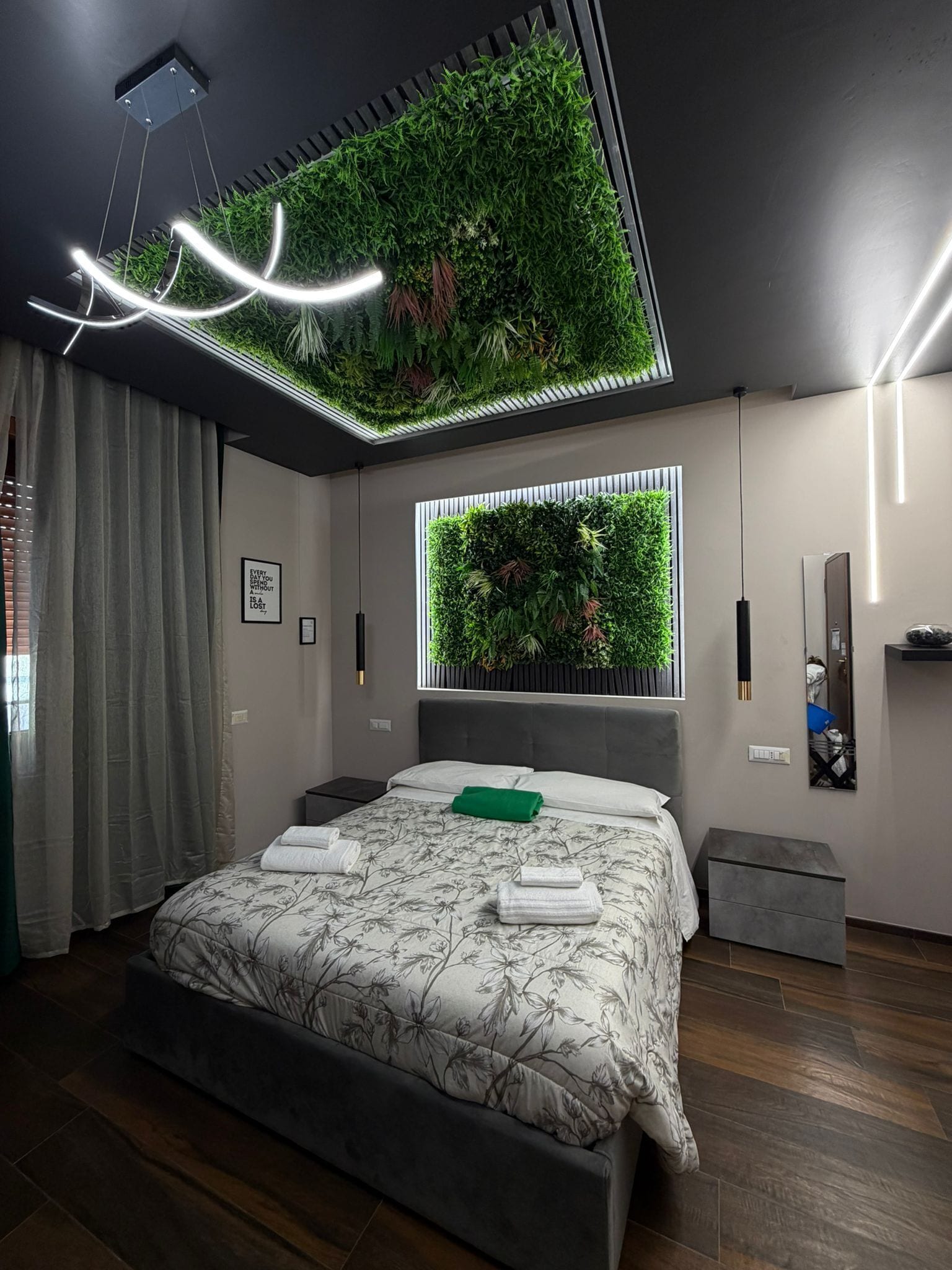 خزنة داخل الغرفة ومكتب وستائر تعتيم وتجهيزات عازلة للصوت