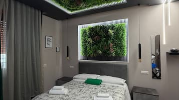 Habitación clásica | Caja fuerte, escritorio, cortinas opacas y sistema de insonorización