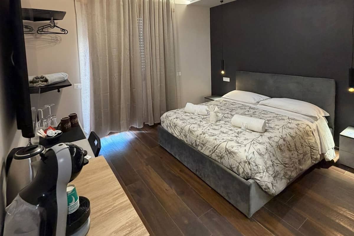 Rom – classic, balkong, byutsikt | Safe på rommet, skrivebord, blendingsgardiner og lydisolert