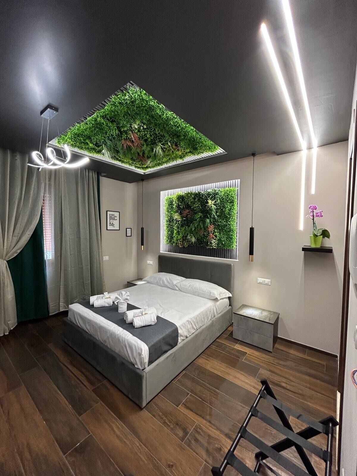 غرفة كلاسيكية | خزنة داخل الغرفة ومكتب وستائر تعتيم وتجهيزات عازلة للصوت