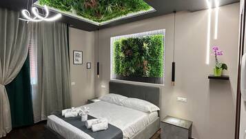 غرفة كلاسيكية | خزنة داخل الغرفة ومكتب وستائر تعتيم وتجهيزات عازلة للصوت