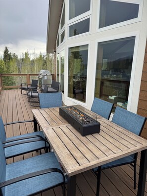 Outdoor dining - Grand Lake Cabin Amazing Lake View + Hot Tub (Grand Lake)